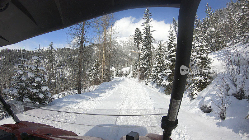 POV, ATV在早上的雪路上行驶